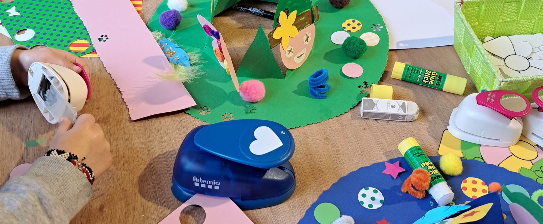 Création de chapeaux colorés pour Carnaval