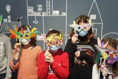 Enfants lors d'un atelier masques - Agrandir l'image 22 sur 24, fenêtre modale