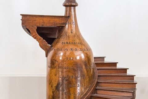 Chef-d'œuvre représentant un escalier en colimaçon enroulé autour d'une bouteille de vin.