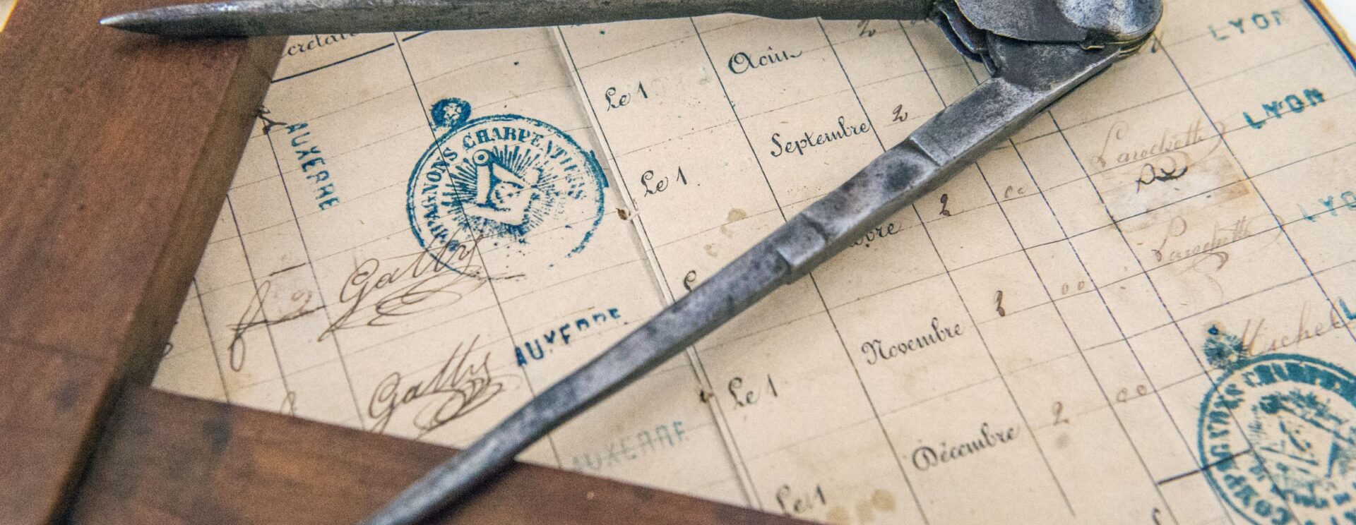 Livret, équerre et compas de compagnon