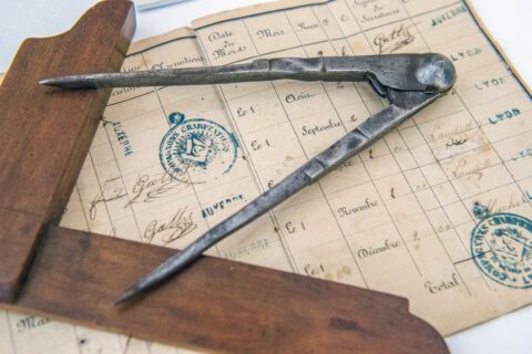 Livret, équerre et compas de compagnon