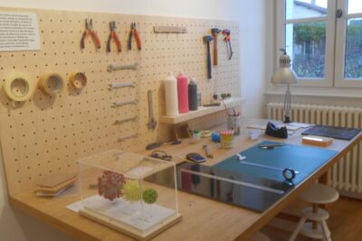 Table de travail lors de l'exposition "Echelles et volumes" - Agrandir l'image 17 sur 39, fenêtre modale