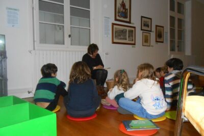 La conteuse devant un public d'enfant - Agrandir l'image 15 sur 15, fenêtre modale