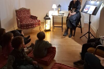 La comédienne Emmanuelle Della Schiava devant son public lors de la Veillée contée - Agrandir l'image 5 sur 15, fenêtre modale