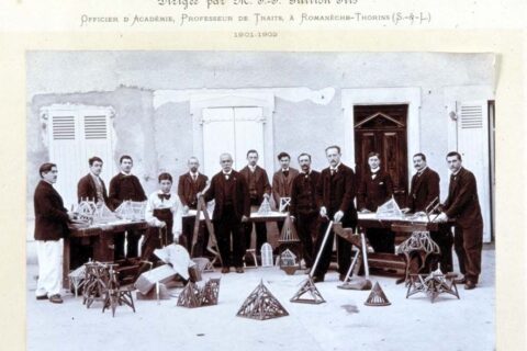 Pierre-François Guillon et ses élèves de la promotion 1901-1902 posent avec leurs chefs-d'œuvre.