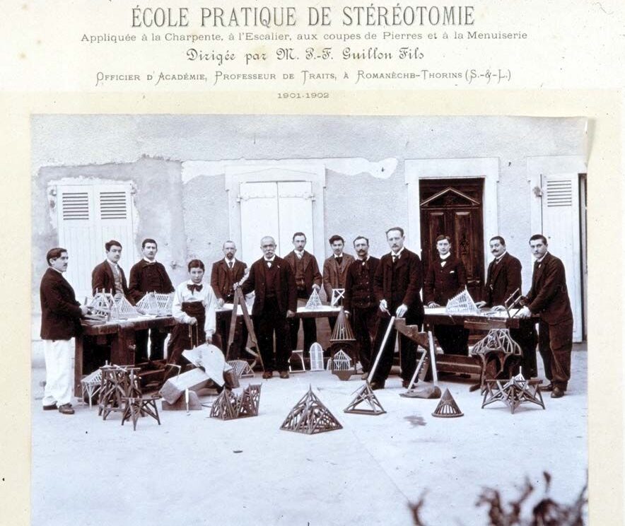 Pierre-François Guillon et ses élèves de la promotion 1901-1902 posent avec leurs chefs-d'œuvre.