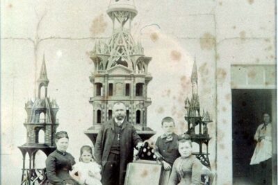 Pierre-François Guillon pose avec sa famille devant 3 chefs-d'œuvre - Agrandir l'image 2 sur 3, fenêtre modale
