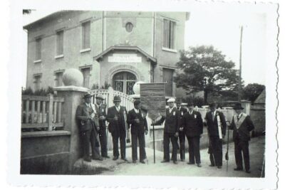 Des compagnons portant leurs couleurs posent devant le musée - Agrandir l'image 7 sur 9, fenêtre modale