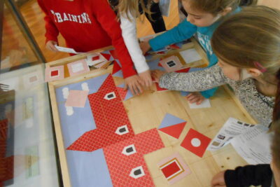 Des enfants jouent autour d'un puzzle géant - Agrandir l'image 1 sur 1, fenêtre modale